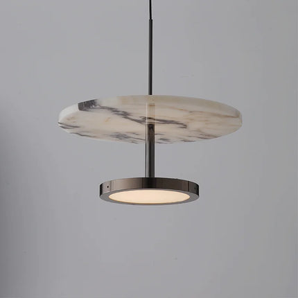 Suspension en marbre naturel avec disque veiné et module LED chromé, sur fond gris épuré