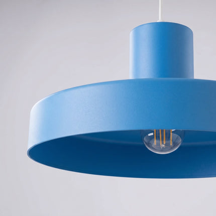 suspension dôme atelier bleu azur en acier, vue sur fond coloré