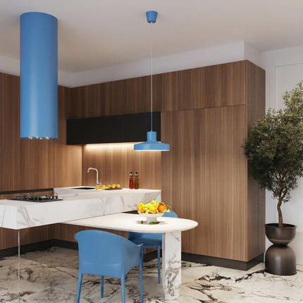 suspension dôme atelier bleu azur en acier, dans une pièce à vivre
