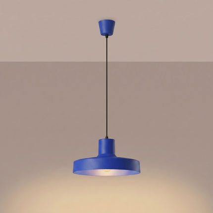 suspension dôme atelier bleu outremer en acier, lumière allumée