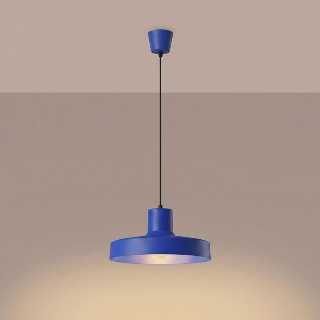 suspension dôme atelier bleu outremer en acier, lumière allumée
