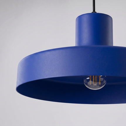 suspension dôme atelier bleu outremer en acier, vue sur fond coloré