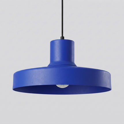 suspension dôme atelier bleu outremer en acier, packshot de trois quarts