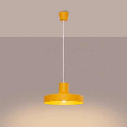 suspension dôme atelier jaune ambré en acier, lumière allumée