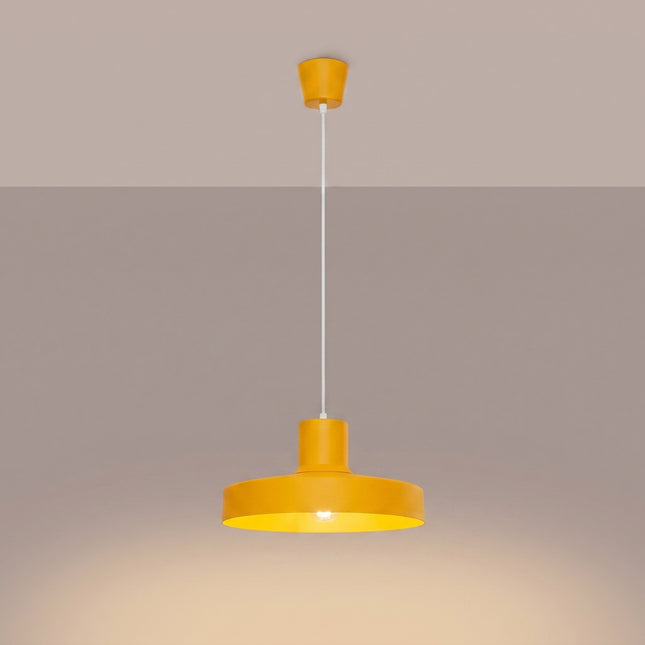 suspension dôme atelier jaune ambré en acier, lumière allumée