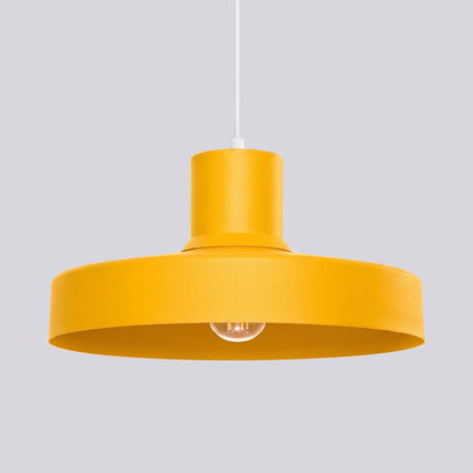 suspension dôme atelier jaune ambré en acier, packshot de trois quarts