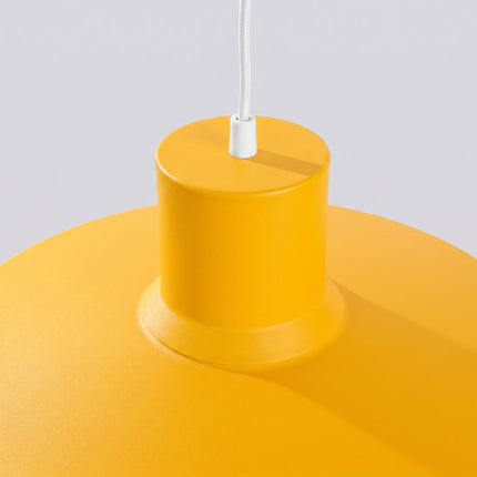 suspension dôme atelier jaune ambré en acier, détail de la matière