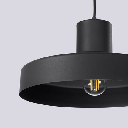 suspension dôme atelier noir en acier, vue sur fond coloré