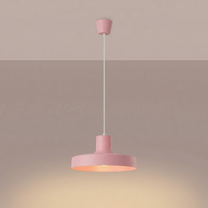 suspension dôme atelier rose poudré en acier, lumière allumée