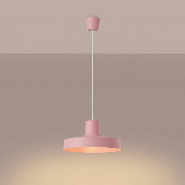 suspension dôme atelier rose poudré en acier, lumière allumée