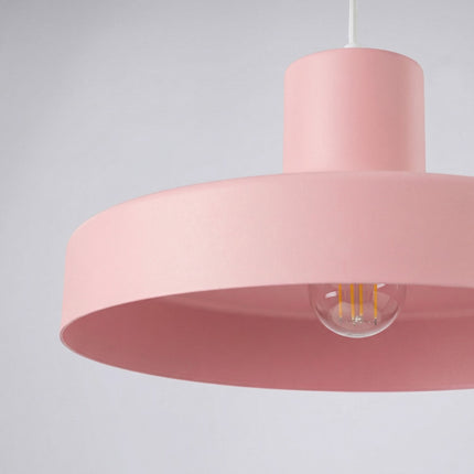 suspension dôme atelier rose poudré en acier, vue sur fond coloré