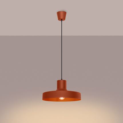 suspension dôme atelier rouge ocre en acier, lumière allumée