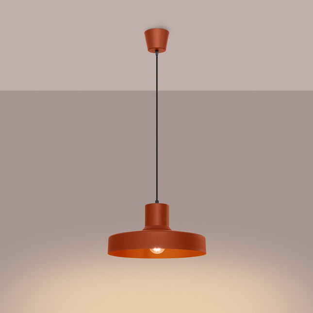 suspension dôme atelier rouge ocre en acier, lumière allumée