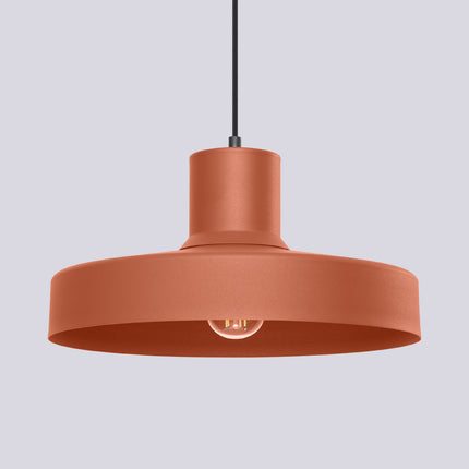 suspension dôme atelier rouge ocre en acier, packshot de trois quarts