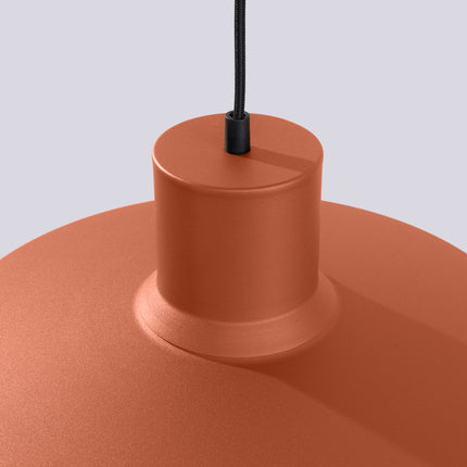 suspension dôme atelier rouge ocre en acier, détail de la matière