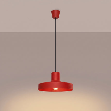 suspension dôme atelier rouge vif en acier, lumière allumée