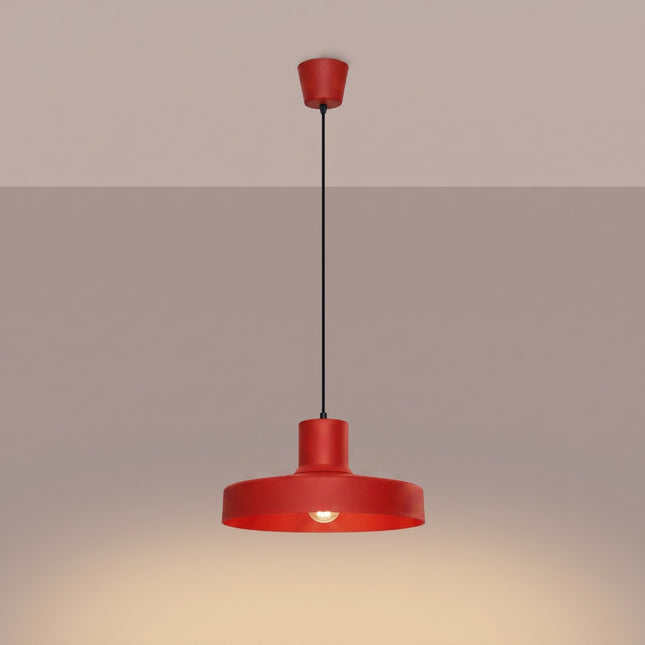 suspension dôme atelier rouge vif en acier, lumière allumée