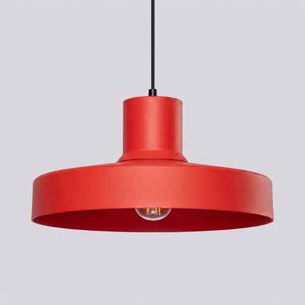 suspension dôme atelier rouge vif en acier, packshot de trois quarts