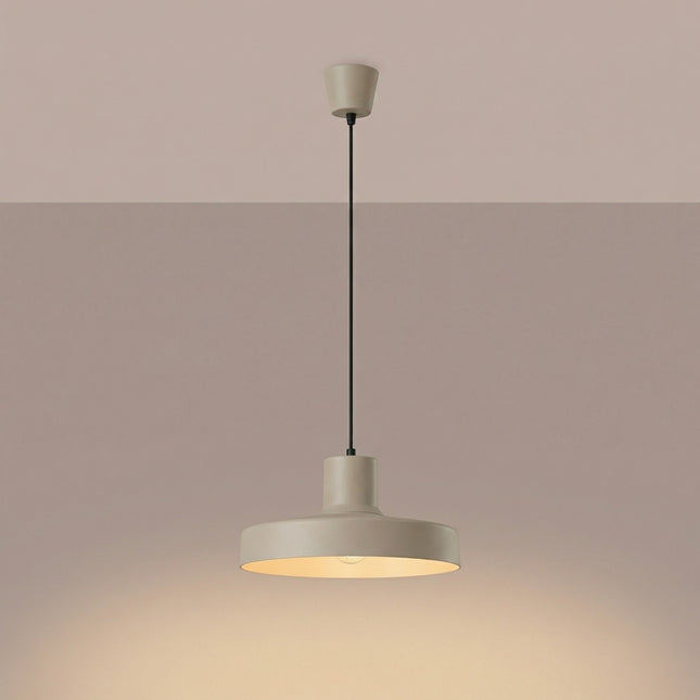 suspension dôme atelier taupe en acier, lumière allumée