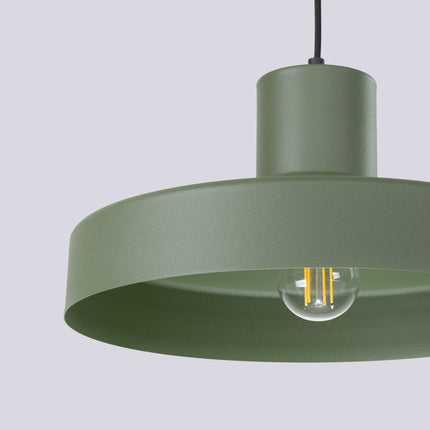 suspension dôme atelier vert olive en acier, vue sur fond coloré