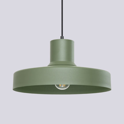 suspension dôme atelier vert olive en acier, packshot de trois quarts