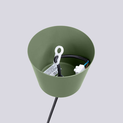 suspension dôme atelier vert olive en acier, mécanisme de montage