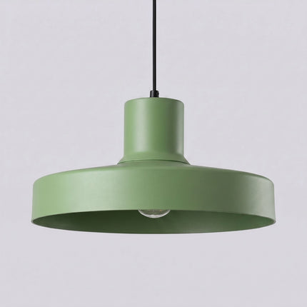 suspension dôme atelier vert sauge en acier, packshot de trois quarts