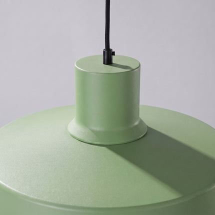 suspension dôme atelier vert sauge en acier, détail de la matière