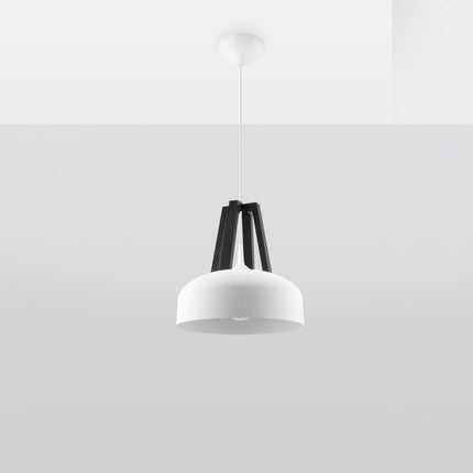 Suspension Dôme Blanc et Noir en acier et bois naturel dans un salon contemporain