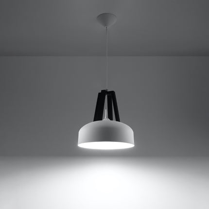 Suspension Dôme Blanc et Noir en acier et bois naturel en situation dans un intérieur moderne
