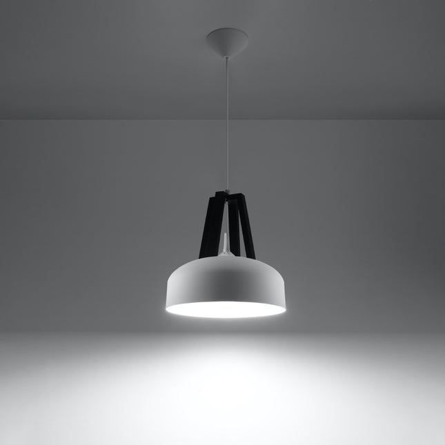 Suspension Dôme Blanc et Noir en acier et bois naturel en situation dans un intérieur moderne