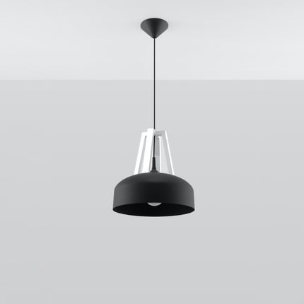 Suspension Dôme Noir et Blanc en acier et bois naturel dans un salon contemporain