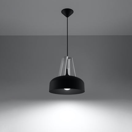Suspension Dôme Noir et Blanc en acier et bois naturel en situation dans un intérieur moderne