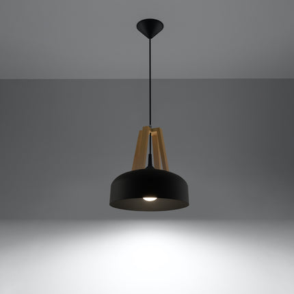 Suspension Dôme Noir et Bois Naturel en acier et bois naturel en situation dans un intérieur moderne