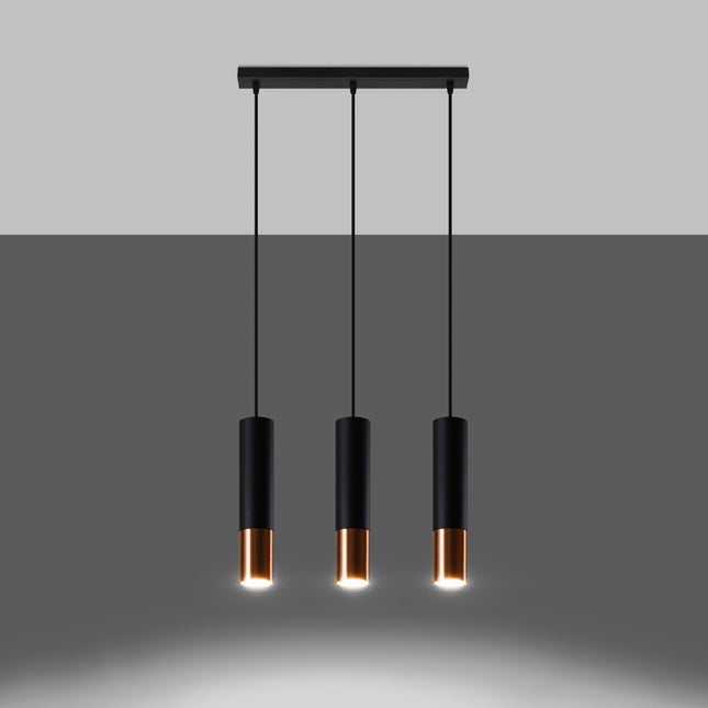 Suspension 3 tubes noir et cuivre allumée, lumière chaude vers le bas