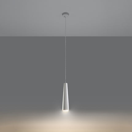 Suspension Electra en céramique blanche allumée diffusant un faisceau chaleureux vers le bas