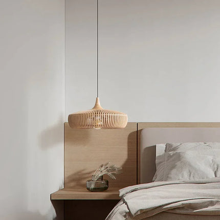 Suspension élégance nordique en bois travaillé allumée diffusant une lumière chaude