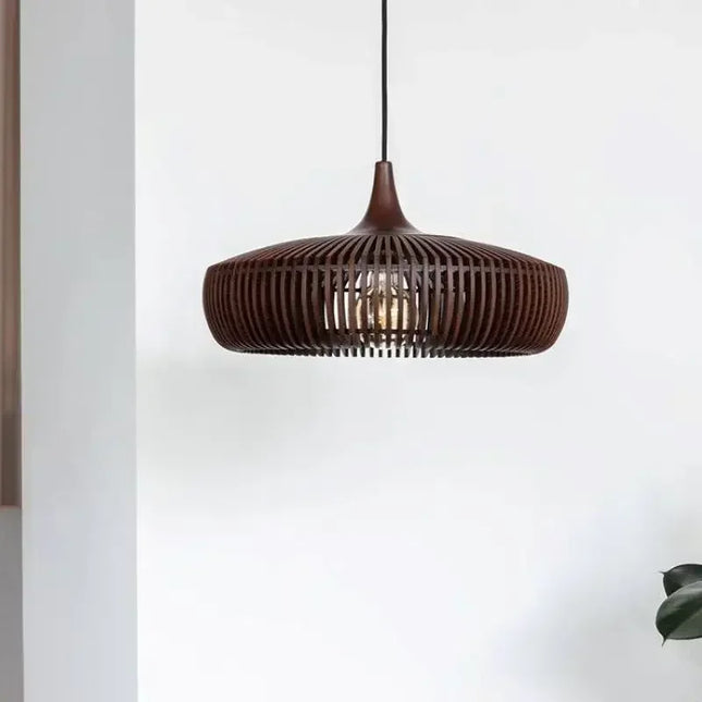 Suspension élégance nordique en bois travaillé au-dessus d'une table à manger