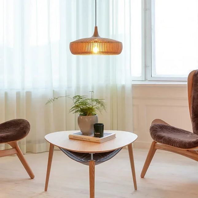 Suspension nordique en bois travaillé artisanalement au design élégant