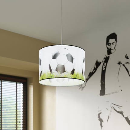 Suspension Enfant Football sur Pelouse 30 cm, allumée dans une ambiance tamisée