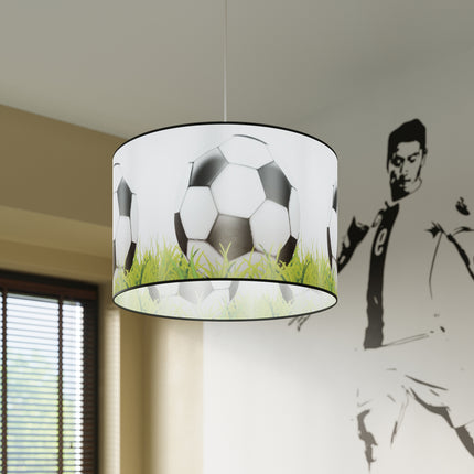 Suspension Enfant Football sur Pelouse 40 cm, allumée dans une ambiance tamisée