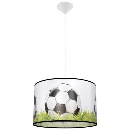 Suspension Enfant Football sur Pelouse 40 cm, vue d'ensemble sur fond blanc