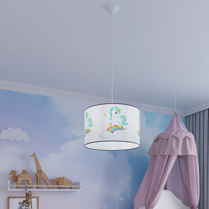 Suspension Enfant Licorne 30 cm, allumée dans une ambiance tamisée