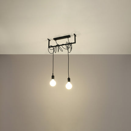 Suspension Entrelacs noire allumée diffusant une lumiere chaude sur fond gris