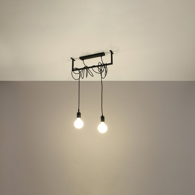 Suspension Entrelacs noire allumée diffusant une lumiere chaude sur fond gris