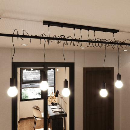 Ampoules apparentes de la suspension Entrelacs noire dans un interieur nordique