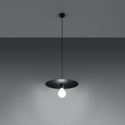 Suspension Flavio en acier noir suspendue sur fond gris, ampoule allumée sous le disque
