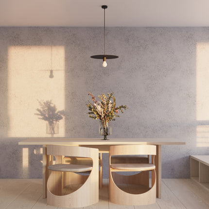Suspension Flavio en acier noir éclairant une table à manger japandi baignée de lumière