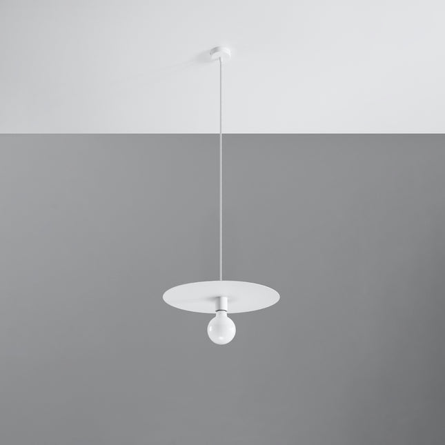 Suspension Flavio disque plat en acier blanc avec ampoule apparente, sur mur gris