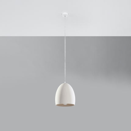 Suspension Flawius en céramique blanche suspendue à un câble transparent sur fond gris